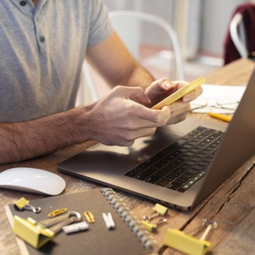 hombre-de-lado-en-busca-de-un-proyecto-independiente